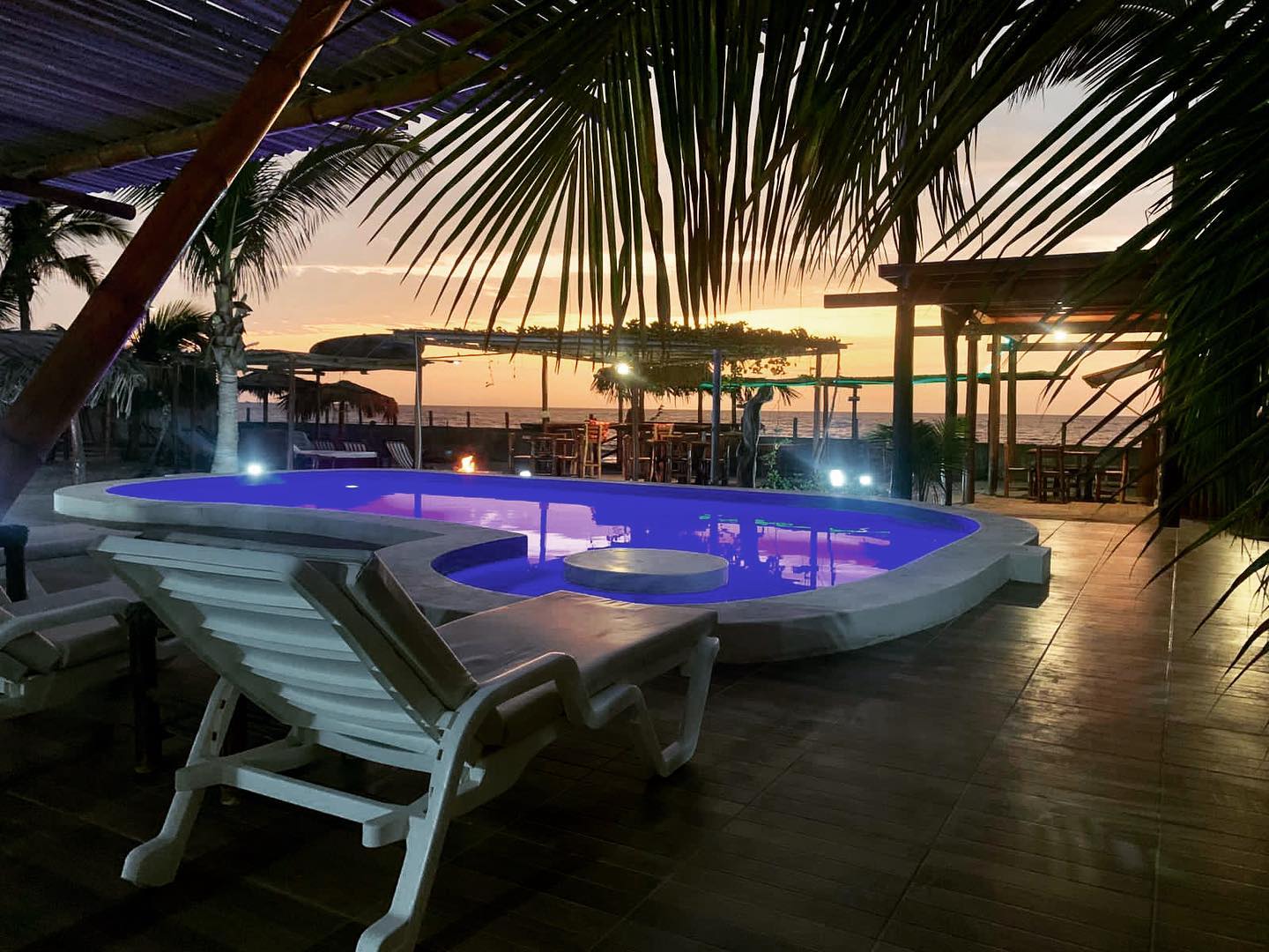 HOSPEDAJE BLUE OCEAN CON PISCINA Y RESTAURANTE VISTA AL MAR EN MANCORA