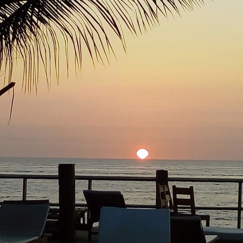 HOTEL PLAYA PALMERAS CON PISCINA Y RESTAURANTE VISTA AL MAR EN VICHAYITO