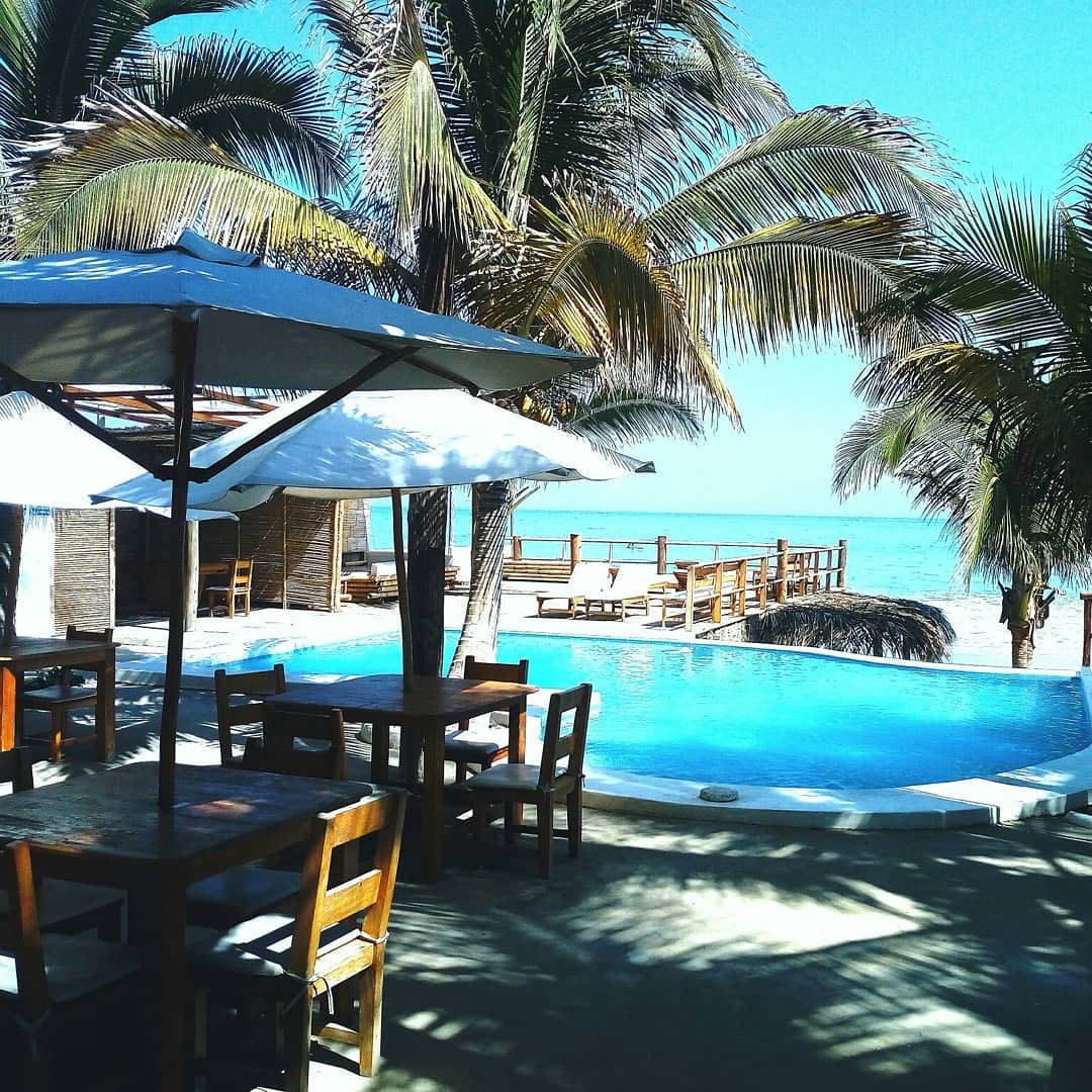 HOTEL PLAYA PALMERAS CON PISCINA Y RESTAURANTE VISTA AL MAR EN VICHAYITO