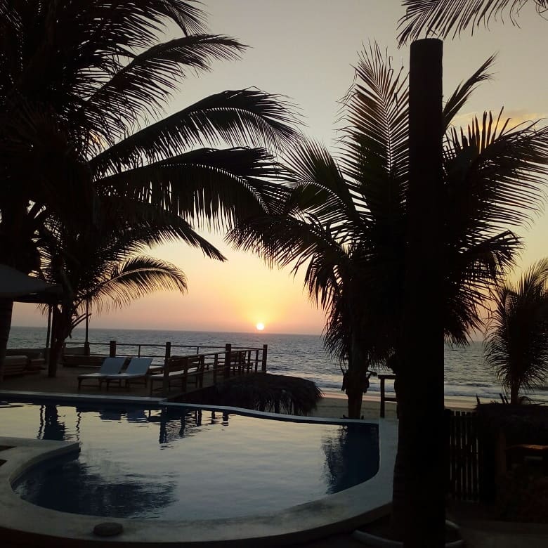 HOTEL PLAYA PALMERAS CON PISCINA Y RESTAURANTE VISTA AL MAR EN VICHAYITO