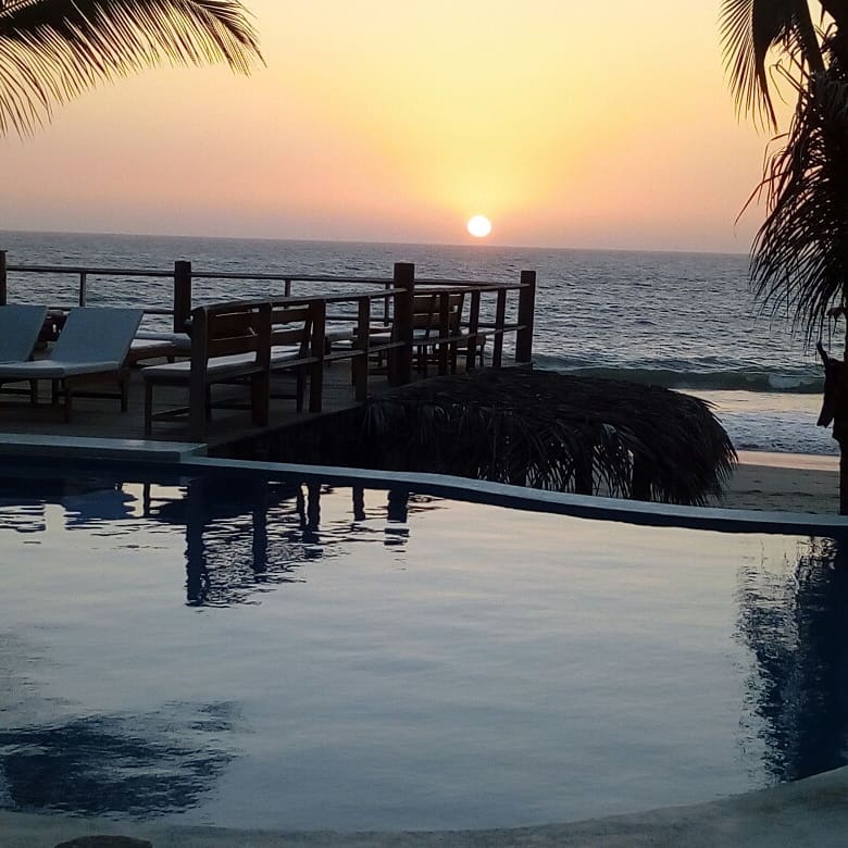 HOTEL PLAYA PALMERAS CON PISCINA Y RESTAURANTE VISTA AL MAR EN VICHAYITO