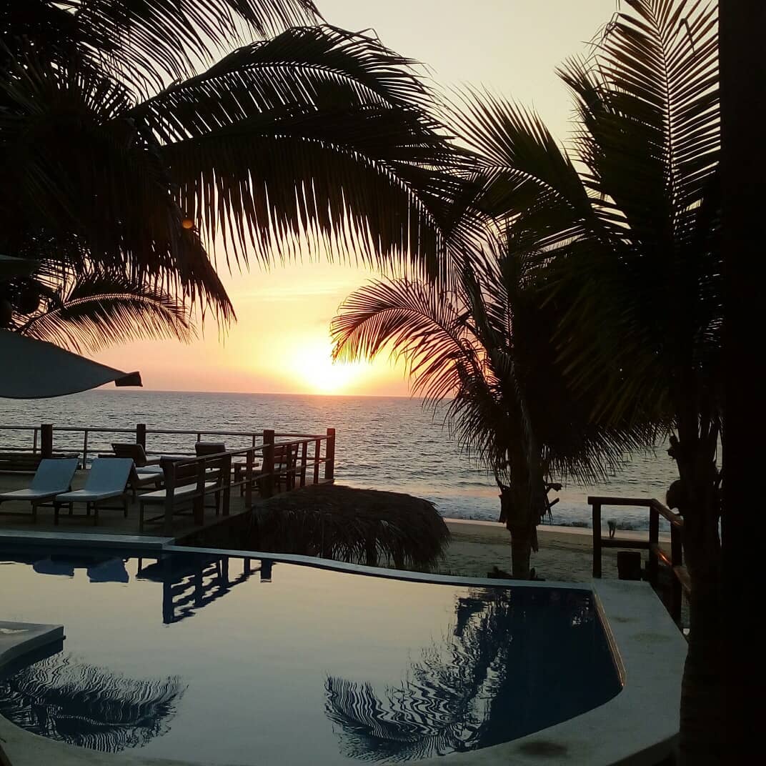 HOTEL PLAYA PALMERAS CON PISCINA Y RESTAURANTE VISTA AL MAR EN VICHAYITO