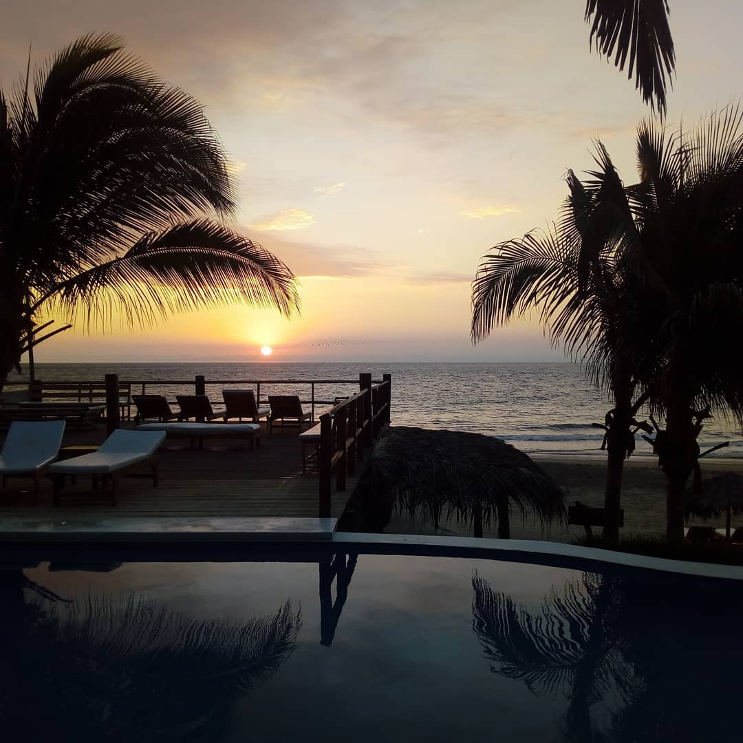 HOTEL PLAYA PALMERAS CON PISCINA Y RESTAURANTE VISTA AL MAR EN VICHAYITO