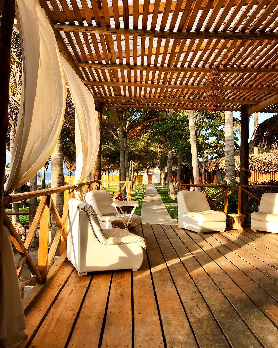 HOTEL PLAYA PALMERAS CON PISCINA Y RESTAURANTE VISTA AL MAR EN VICHAYITO