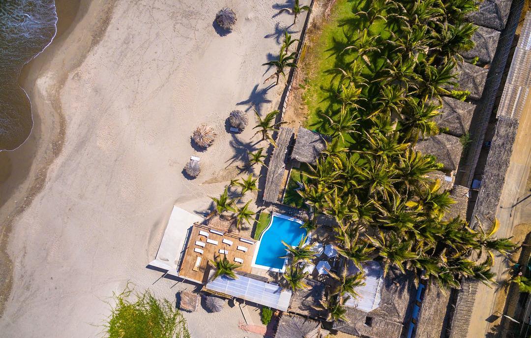 HOTEL PLAYA PALMERAS CON PISCINA Y RESTAURANTE VISTA AL MAR EN VICHAYITO