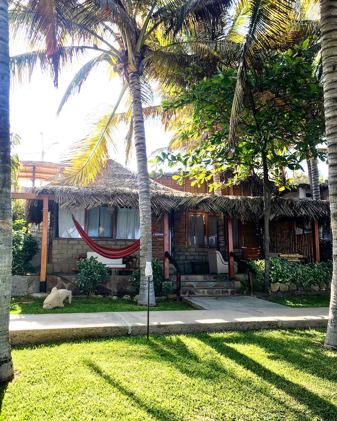 HOTEL PLAYA PALMERAS CON PISCINA Y RESTAURANTE VISTA AL MAR EN VICHAYITO
