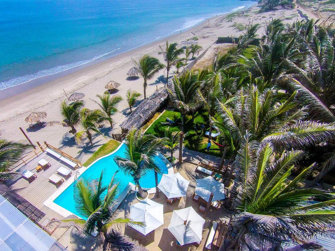 HOTEL PLAYA PALMERAS CON PISCINA Y RESTAURANTE VISTA AL MAR EN VICHAYITO