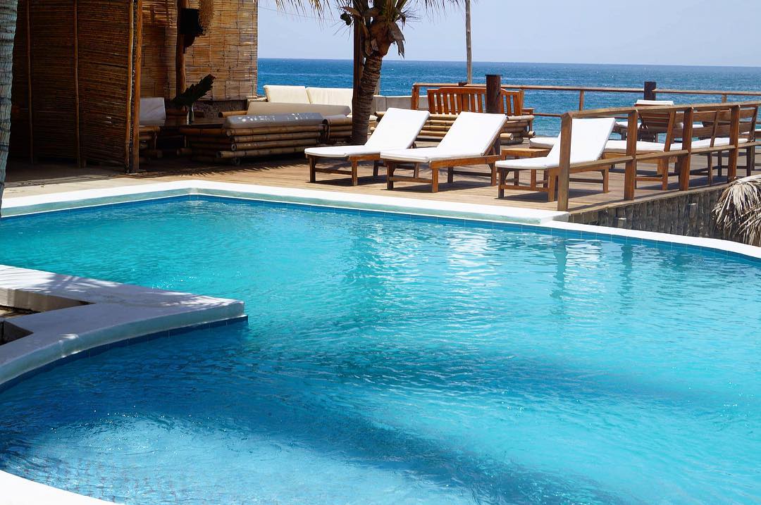 HOTEL PLAYA PALMERAS CON PISCINA Y RESTAURANTE VISTA AL MAR EN VICHAYITO