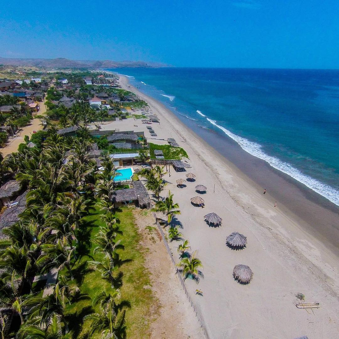 HOTEL PLAYA PALMERAS CON PISCINA Y RESTAURANTE VISTA AL MAR EN VICHAYITO