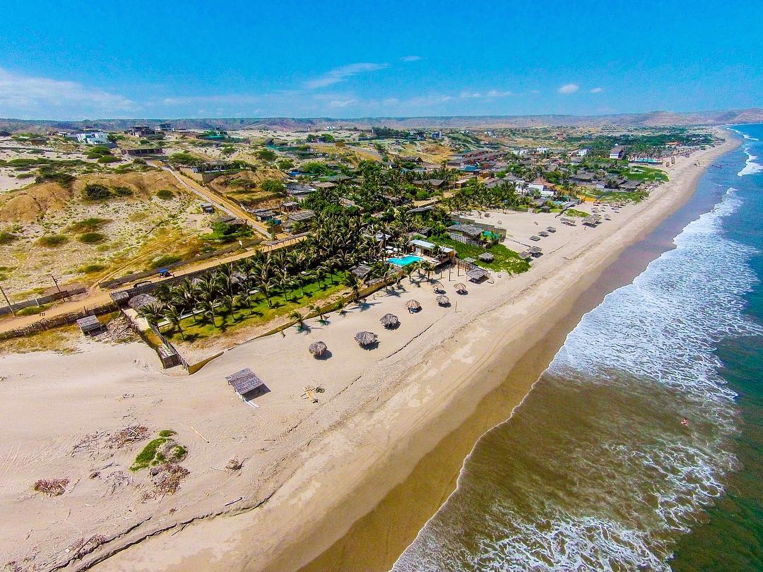 HOTEL PLAYA PALMERAS CON PISCINA Y RESTAURANTE VISTA AL MAR EN VICHAYITO
