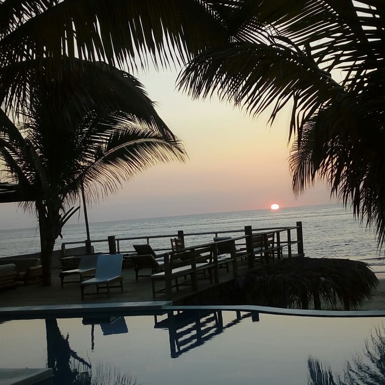 HOTEL PLAYA PALMERAS CON PISCINA Y RESTAURANTE VISTA AL MAR EN VICHAYITO
