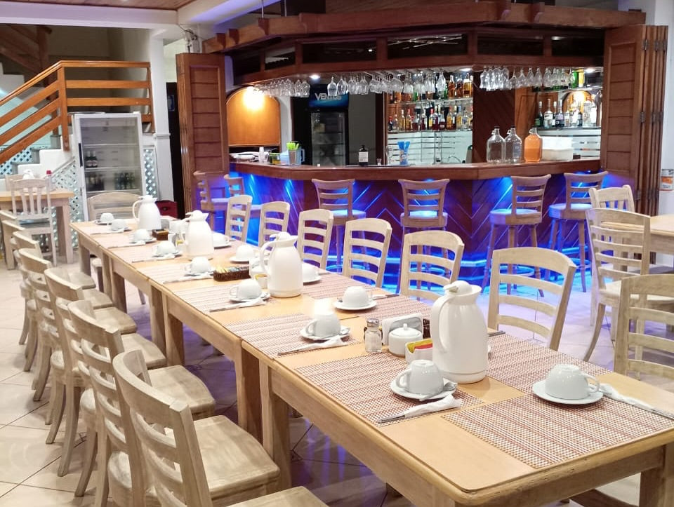位於拉斯波西塔斯的普拉亞博尼塔飯店,設有泳池和海景餐廳