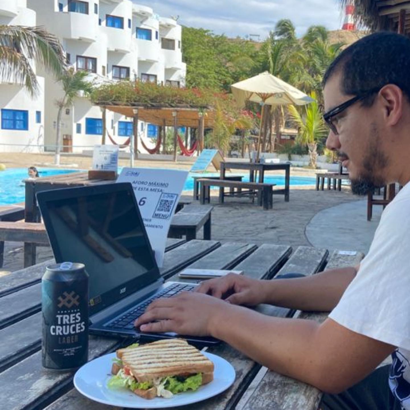 洛基德爾馬海灘飯店,設有游泳池,可直接通往曼科拉海
