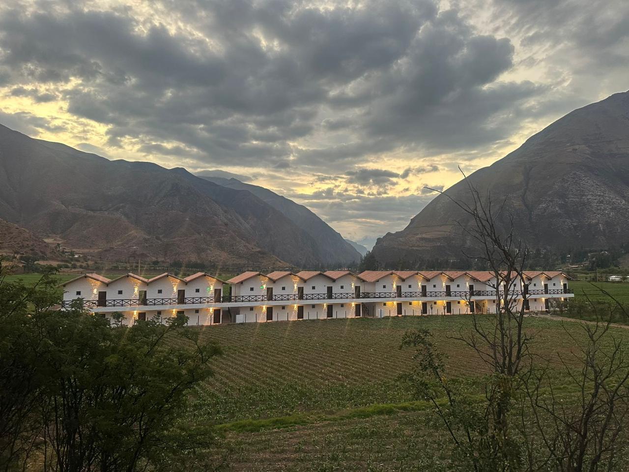 HOTEL RESORT RUSTICA CUSCO URUBAMBA CON PISCINA Y RESTAURANTE