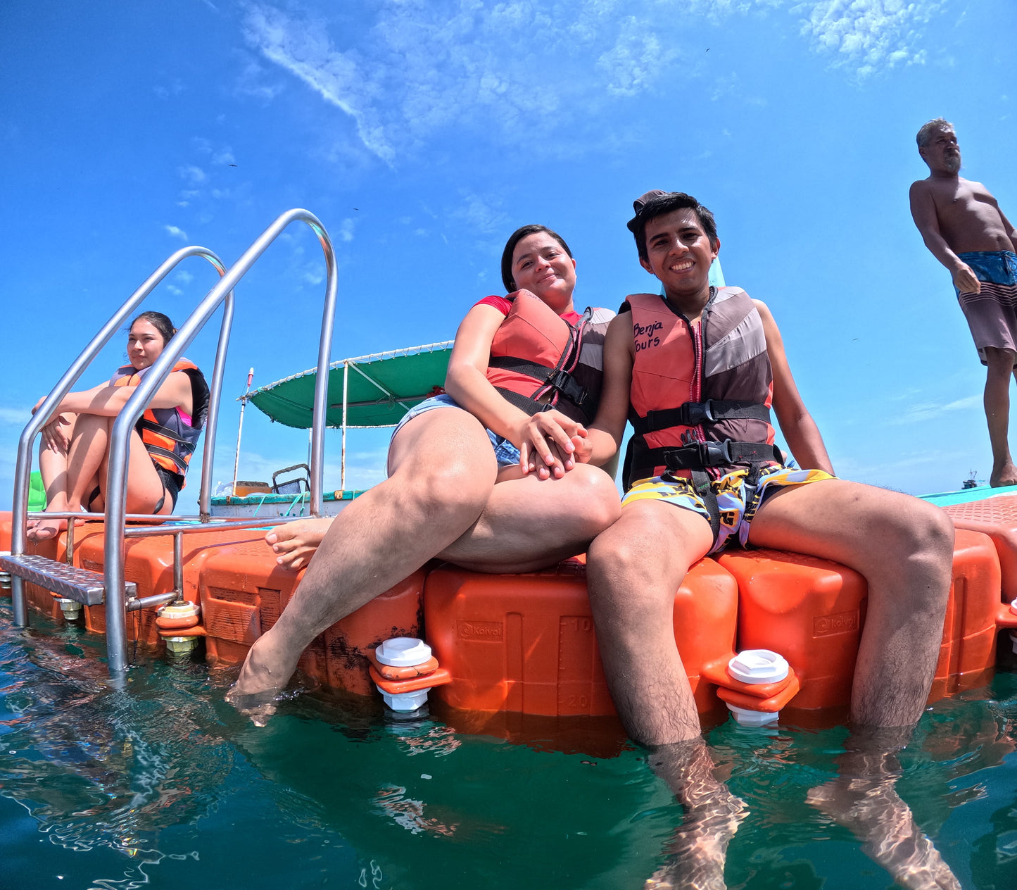 SWIMMING WITH TURTLES WITH TRANSFER ON A BANANA