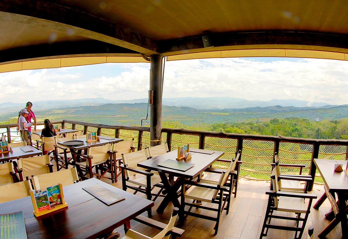 RUSTICA TARAPOTO 度假酒店設有泳池和 Mirador 餐廳