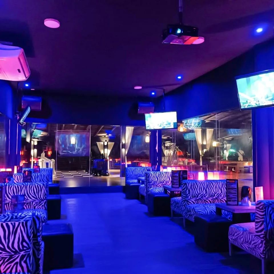 RUSTICA TARAPOTO 度假酒店設有泳池和 Mirador 餐廳