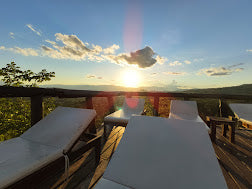 RUSTICA TARAPOTO 度假酒店設有泳池和 Mirador 餐廳