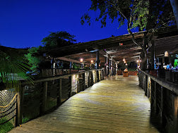 RUSTICA TARAPOTO 度假酒店設有泳池和 Mirador 餐廳