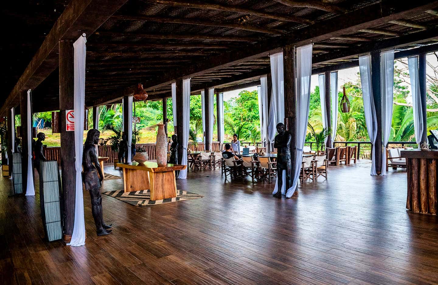 RUSTICA TARAPOTO 度假酒店設有泳池和 Mirador 餐廳