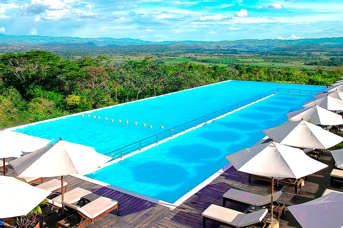 RUSTICA TARAPOTO 度假酒店設有泳池和 Mirador 餐廳