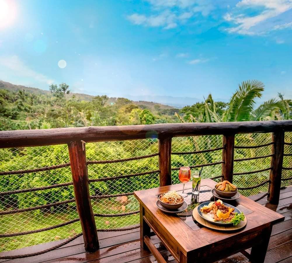 RUSTICA TARAPOTO 度假酒店設有泳池和 Mirador 餐廳