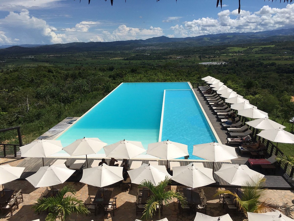 RUSTICA TARAPOTO 度假酒店設有泳池和 Mirador 餐廳