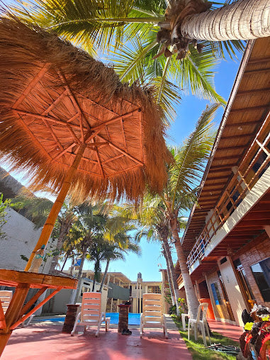 HOSPEDAJE CALIFORNIA BEACH CON PISCINA Y RESTAURANTE VISTA AL MAR EN MÁNCORA