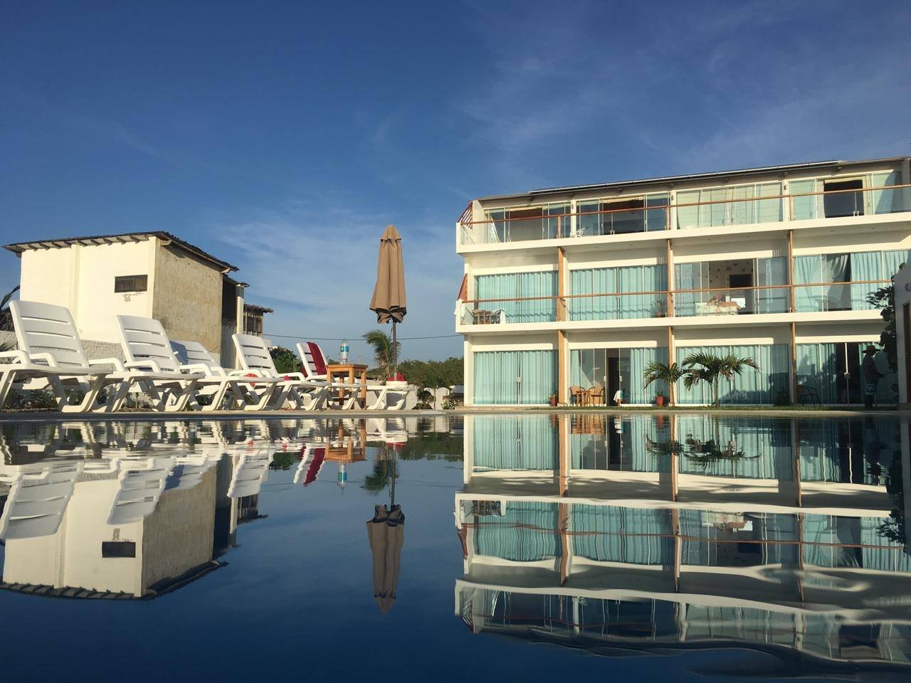 HOTEL DE PLAYA LOS VIENTOS DE VICHAYITO CON PISCINA Y RESTAURANTE VISTA AL MAR