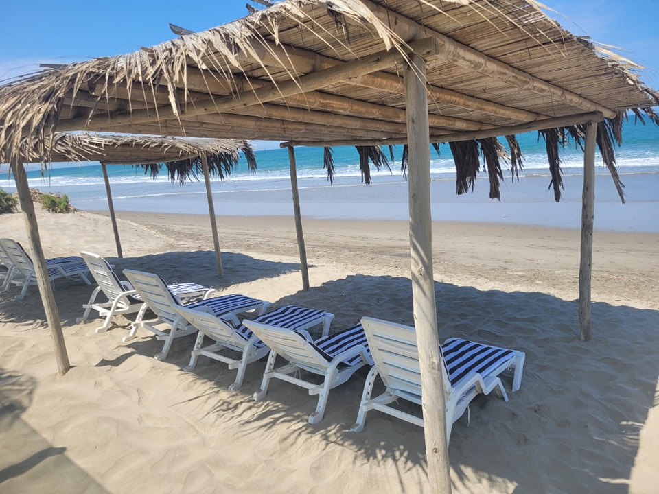 HOTEL DE PLAYA LOS VIENTOS DE VICHAYITO CON PISCINA Y RESTAURANTE VISTA AL MAR