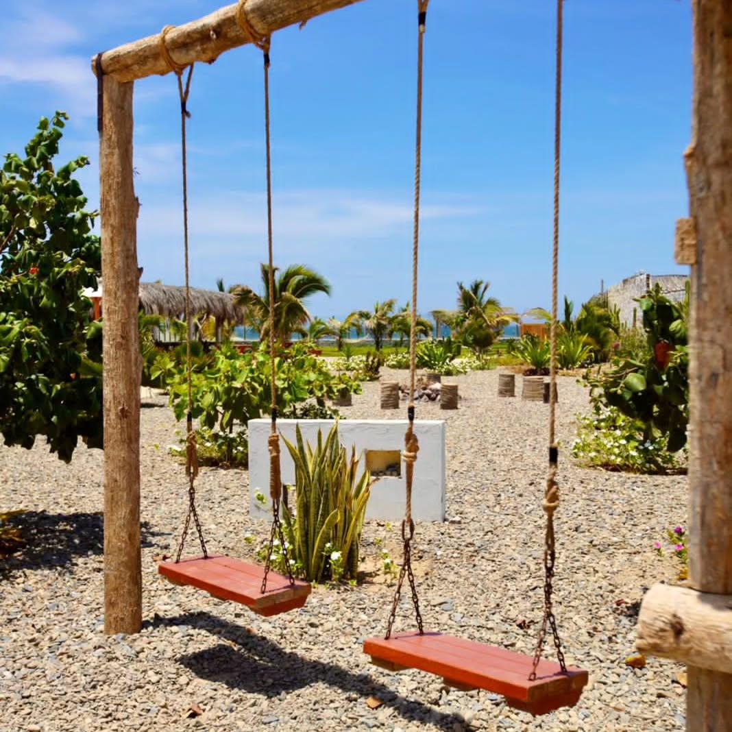 HOTEL DE PLAYA LOS VIENTOS DE VICHAYITO CON PISCINA Y RESTAURANTE VISTA AL MAR