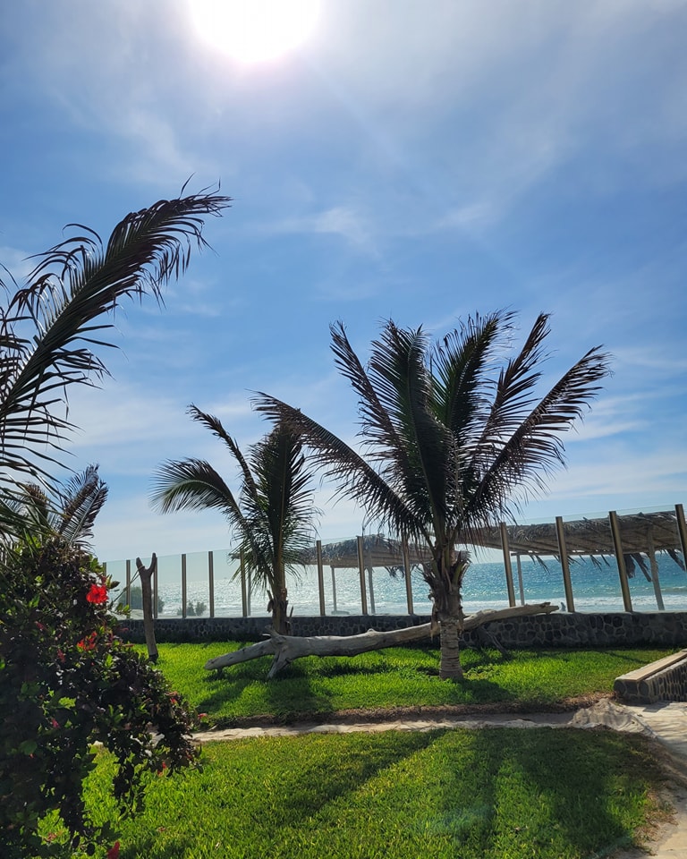 HOTEL DE PLAYA LOS VIENTOS DE VICHAYITO CON PISCINA Y RESTAURANTE VISTA AL MAR