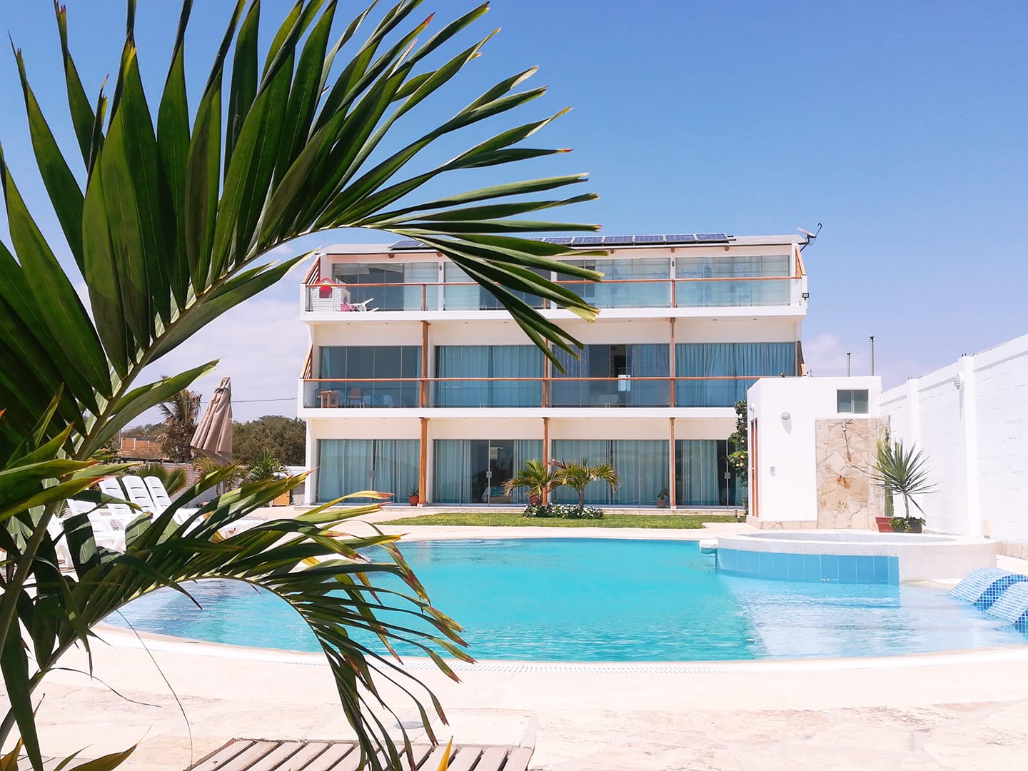 HOTEL DE PLAYA LOS VIENTOS DE VICHAYITO CON PISCINA Y RESTAURANTE VISTA AL MAR