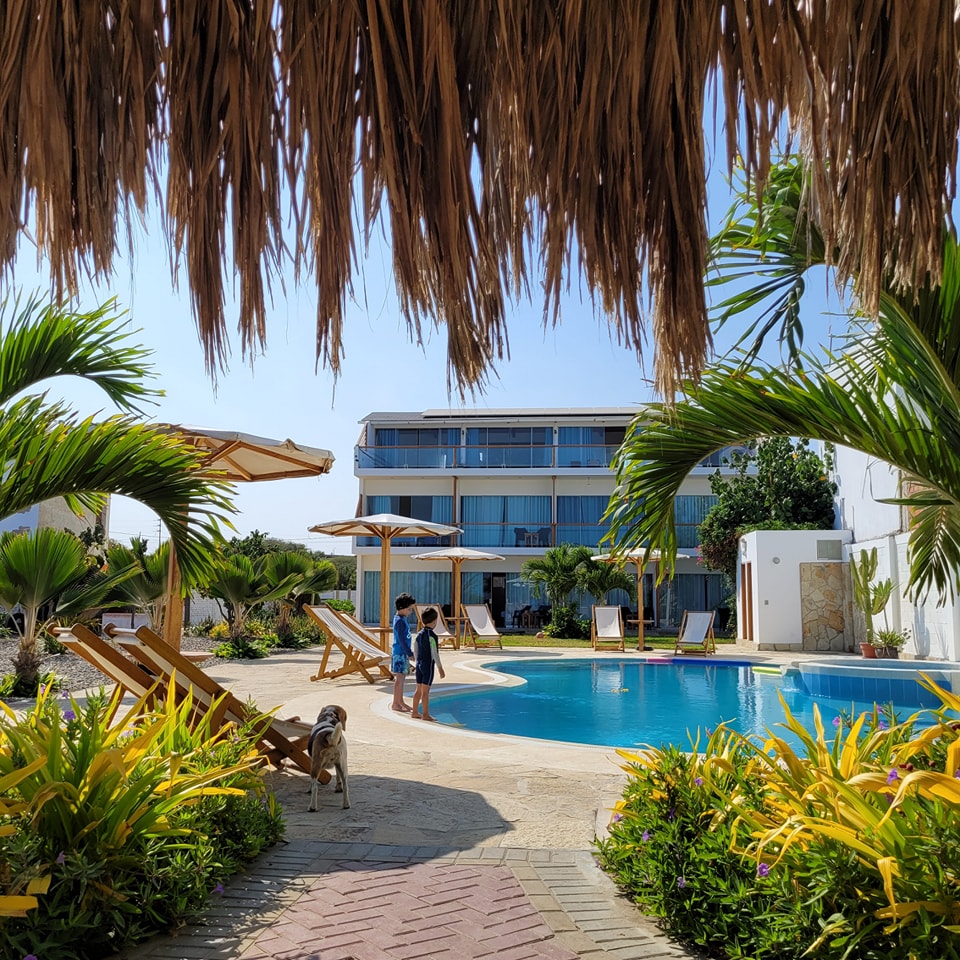 HOTEL DE PLAYA LOS VIENTOS DE VICHAYITO CON PISCINA Y RESTAURANTE VISTA AL MAR
