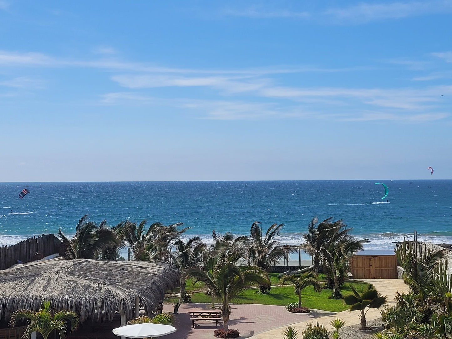 HOTEL DE PLAYA LOS VIENTOS DE VICHAYITO CON PISCINA Y RESTAURANTE VISTA AL MAR