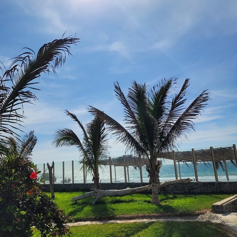 HOTEL DE PLAYA LOS VIENTOS DE VICHAYITO CON PISCINA Y RESTAURANTE VISTA AL MAR