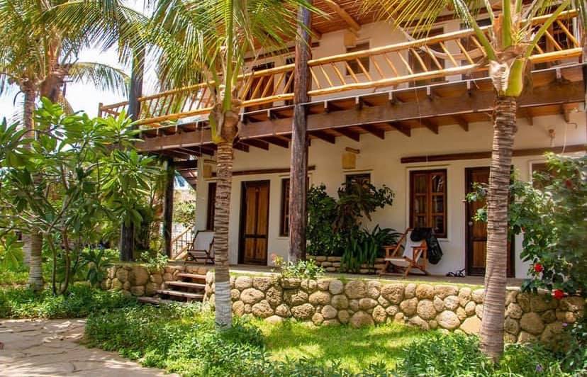 HOTEL DE PLAYA DEL WAWA CON RESTAURANTE VISTA AL MAR EN MANCORA