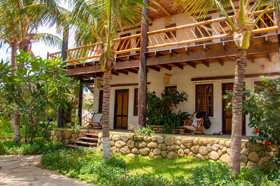 HOTEL DE PLAYA DEL WAWA CON RESTAURANTE VISTA AL MAR EN MANCORA