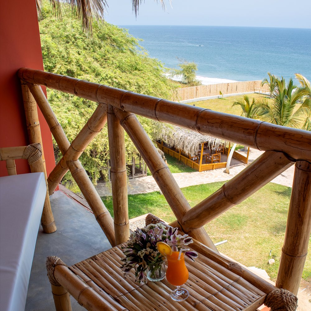 BUNGALOWS MIRADOR DE VICHAYITO CON PISCINA Y RESTAURANTE VISTA AL MAR