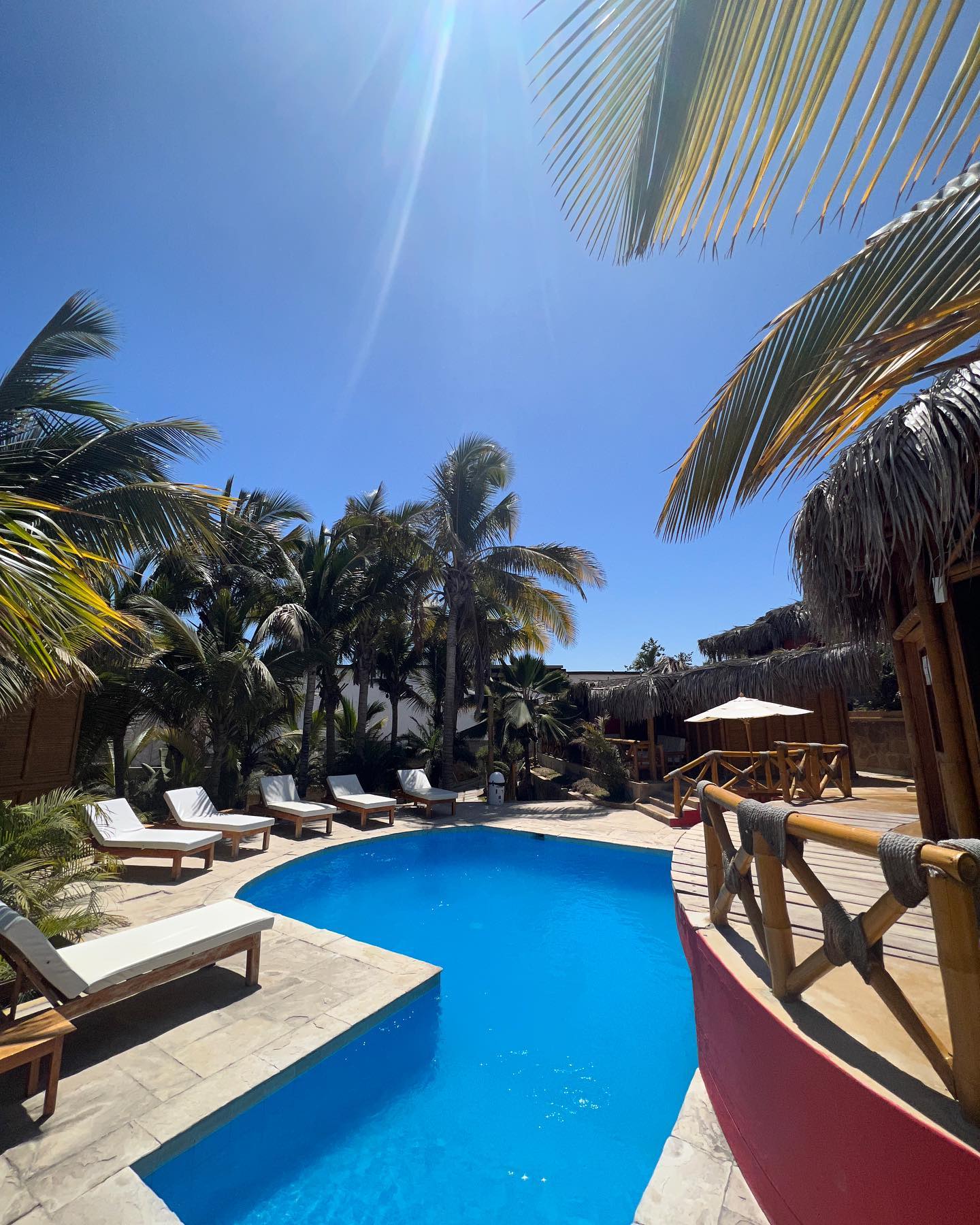 BUNGALOWS MIRADOR DE VICHAYITO CON PISCINA Y RESTAURANTE VISTA AL MAR