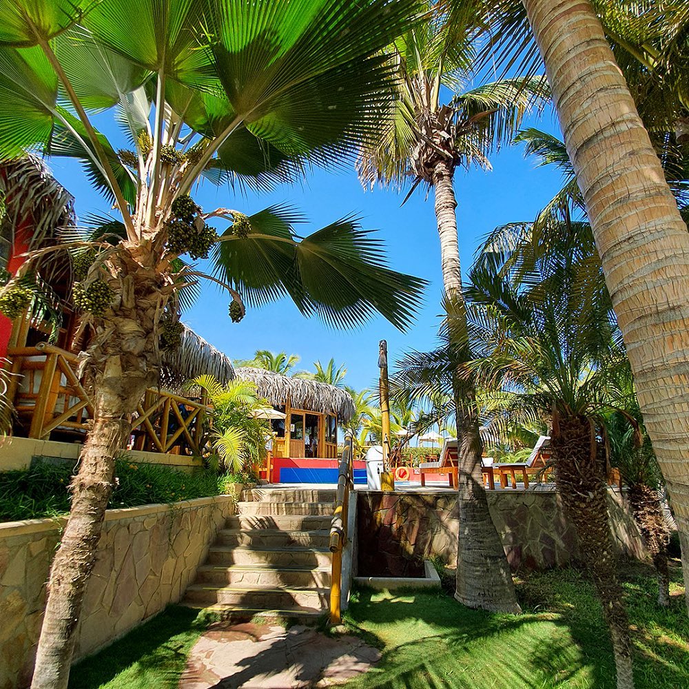 BUNGALOWS MIRADOR DE VICHAYITO CON PISCINA Y RESTAURANTE VISTA AL MAR