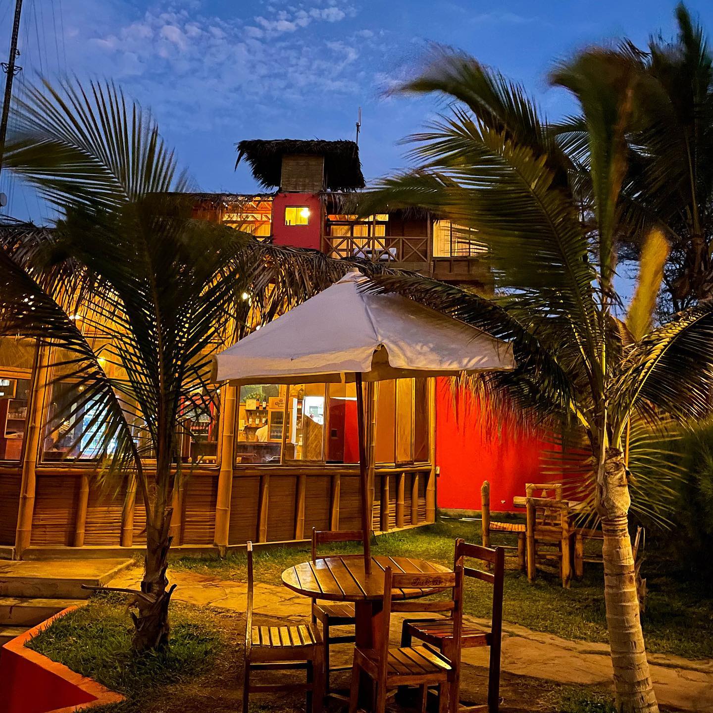 BUNGALOWS MIRADOR DE VICHAYITO CON PISCINA Y RESTAURANTE VISTA AL MAR