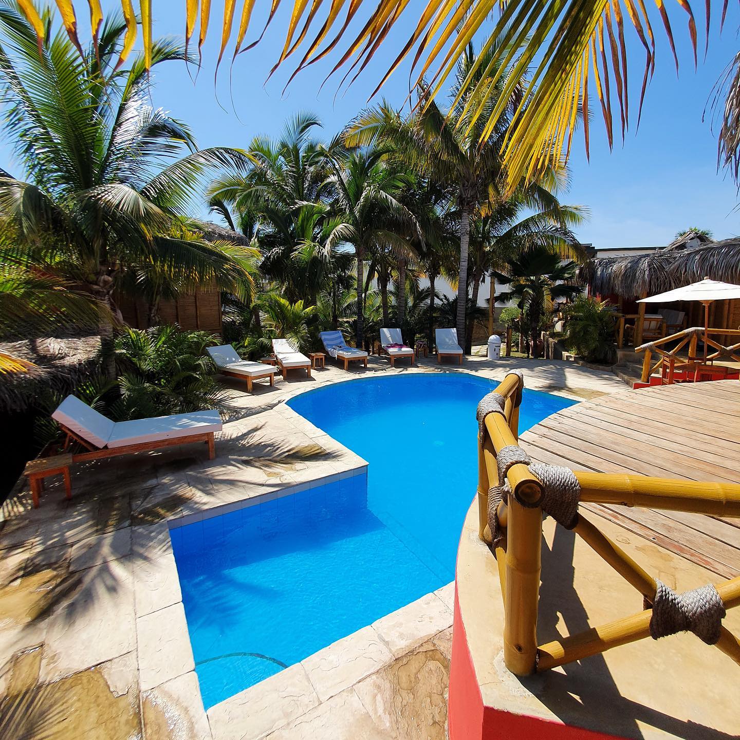 BUNGALOWS MIRADOR DE VICHAYITO CON PISCINA Y RESTAURANTE VISTA AL MAR