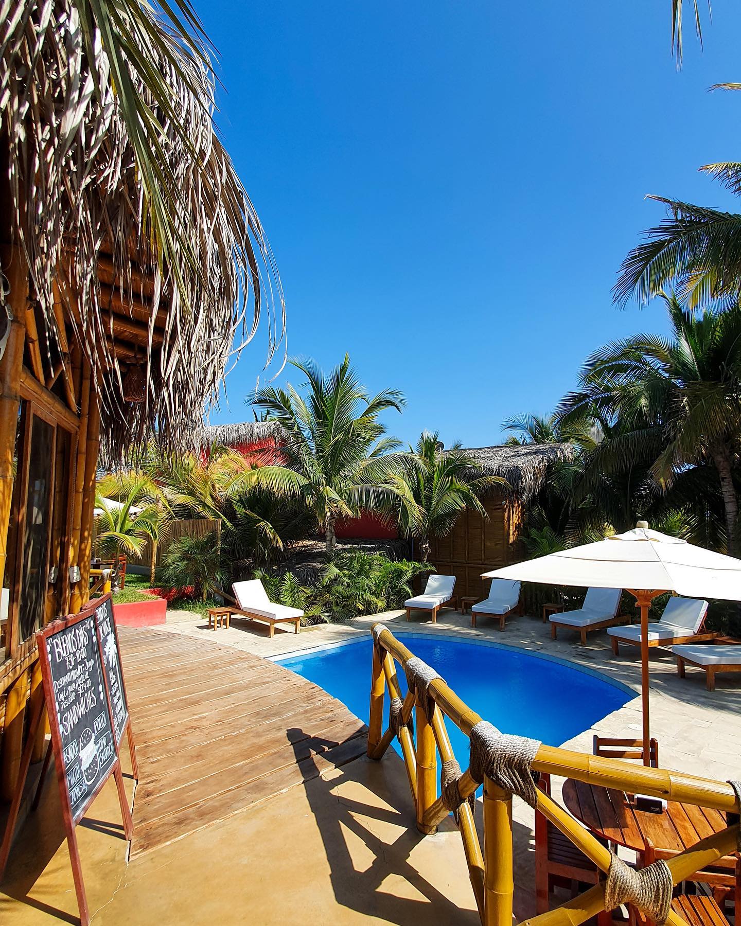 BUNGALOWS MIRADOR DE VICHAYITO CON PISCINA Y RESTAURANTE VISTA AL MAR