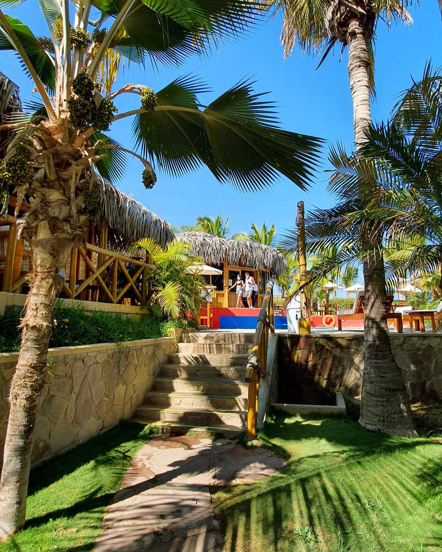 BUNGALOWS MIRADOR DE VICHAYITO CON PISCINA Y RESTAURANTE VISTA AL MAR