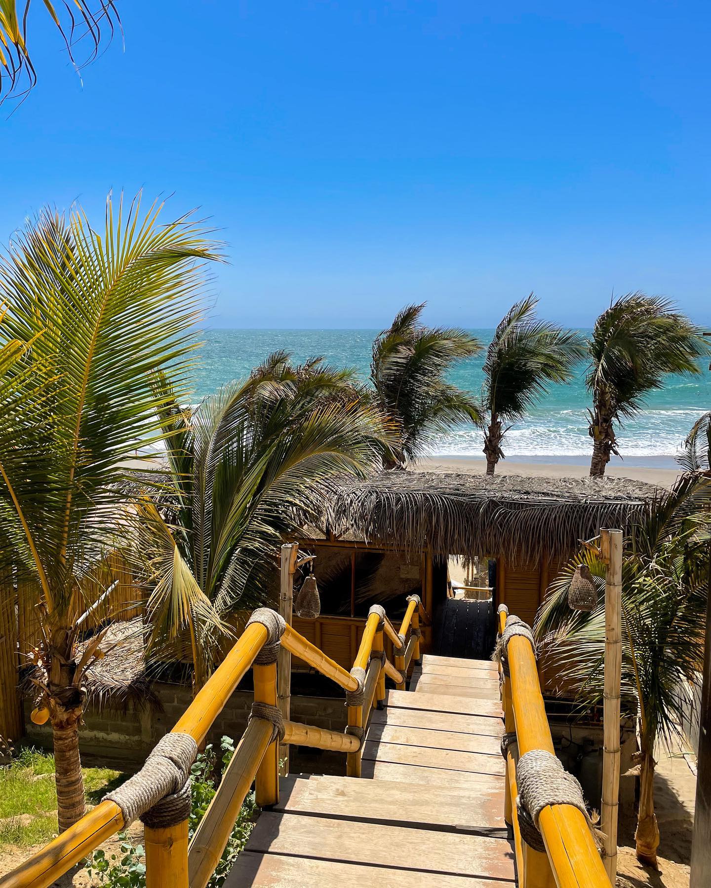 BUNGALOWS MIRADOR DE VICHAYITO CON PISCINA Y RESTAURANTE VISTA AL MAR