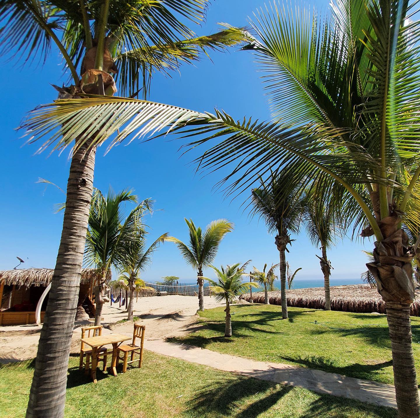 BUNGALOWS MIRADOR DE VICHAYITO CON PISCINA Y RESTAURANTE VISTA AL MAR