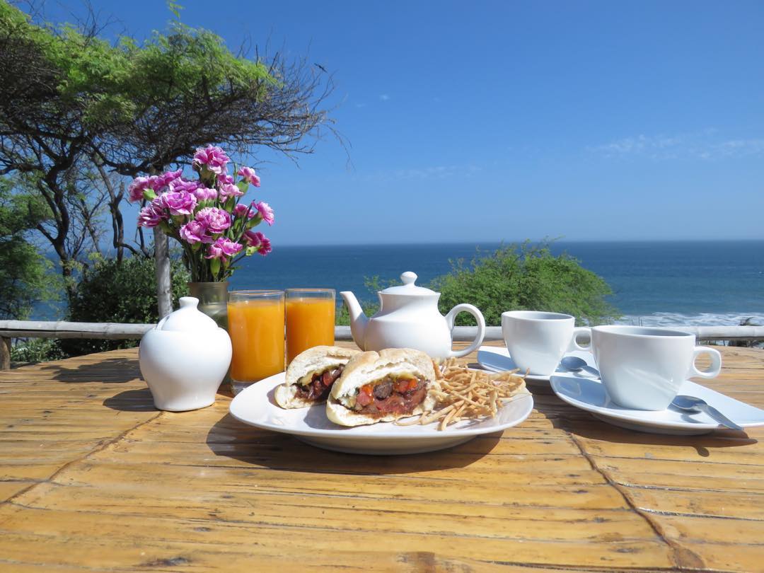 BUNGALOWS MIRADOR DE VICHAYITO CON PISCINA Y RESTAURANTE VISTA AL MAR