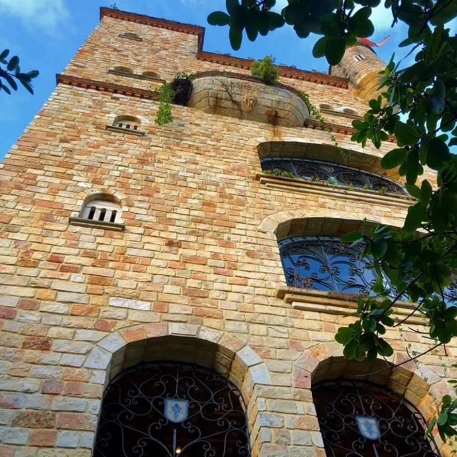 CASTILLO DE LAMAS, MUSEO, FÁBRICA DE HELADOS Y BARRIO WAYKU