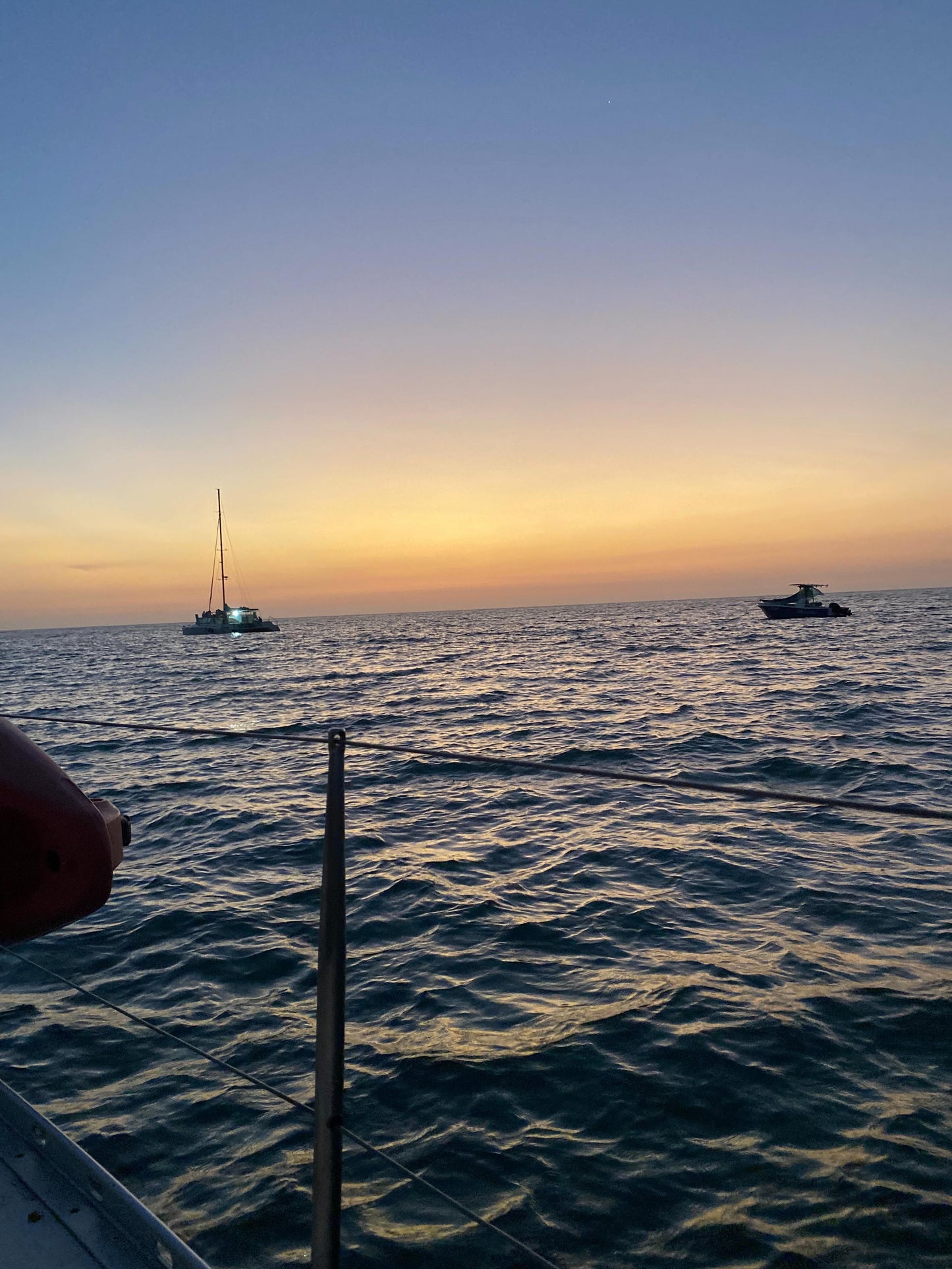 AVISTAMIENTO DE BALLENAS CON PASEO COSTERO AL ATARDECER  EN VELERO - LOS ÓRGANOS